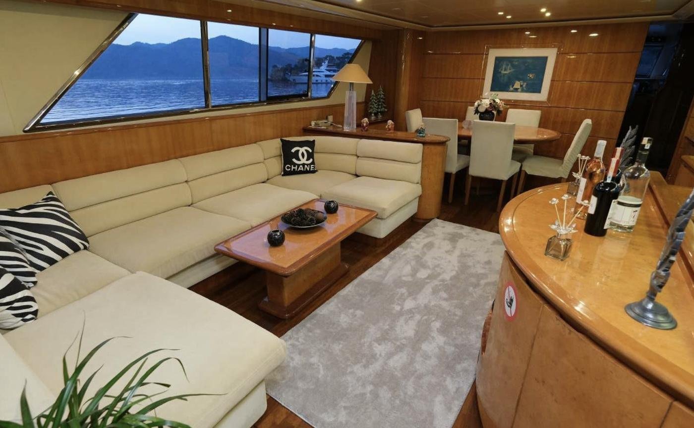 Falcon 80 charter Göcek — main salon
