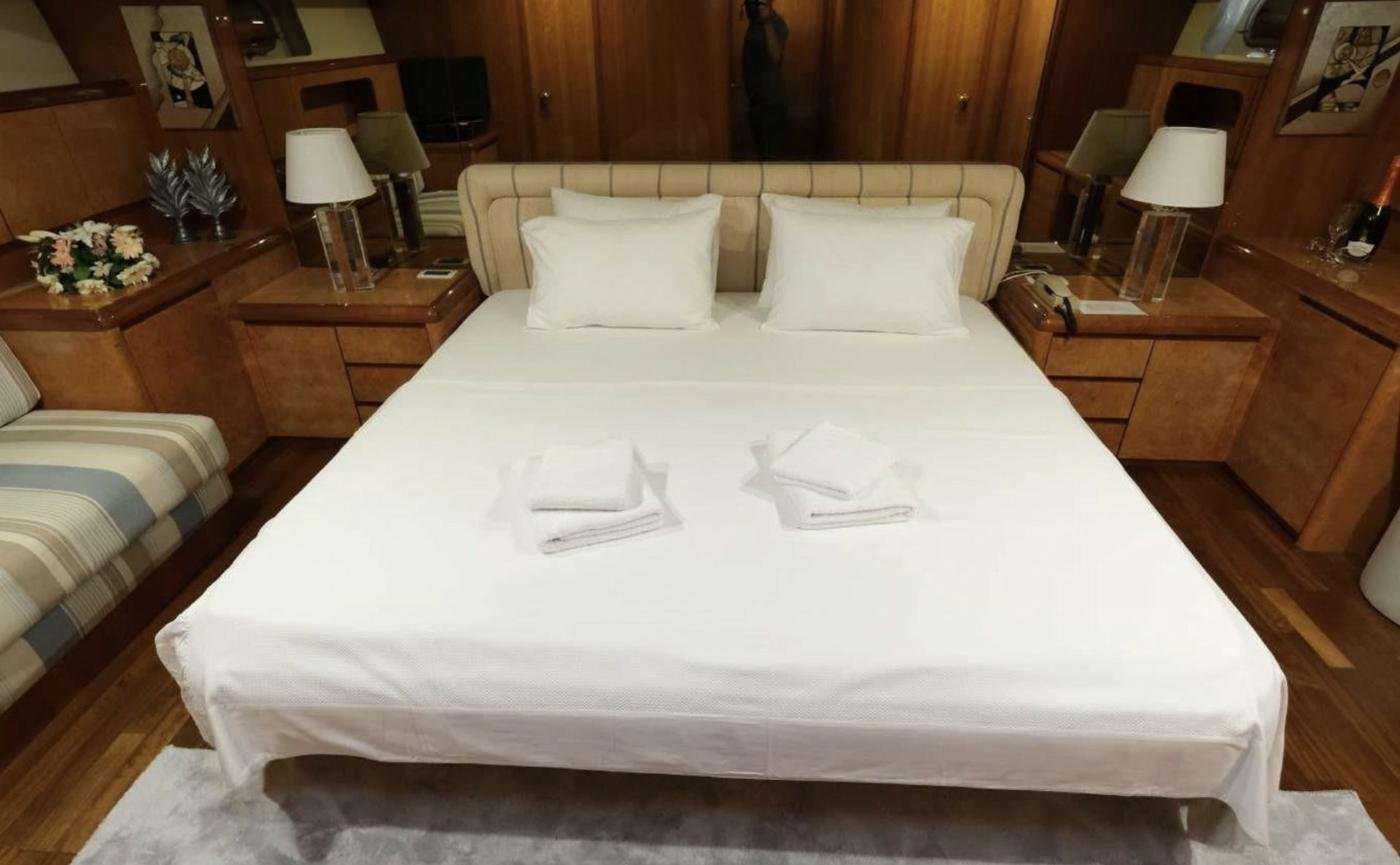 Falcon 80 charter Göcek — master cabin