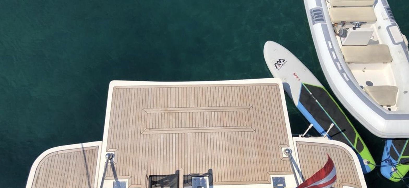 Ferretti 830 Gökova kiralamasında botlu ve SUP'lu tik yüzme platformu