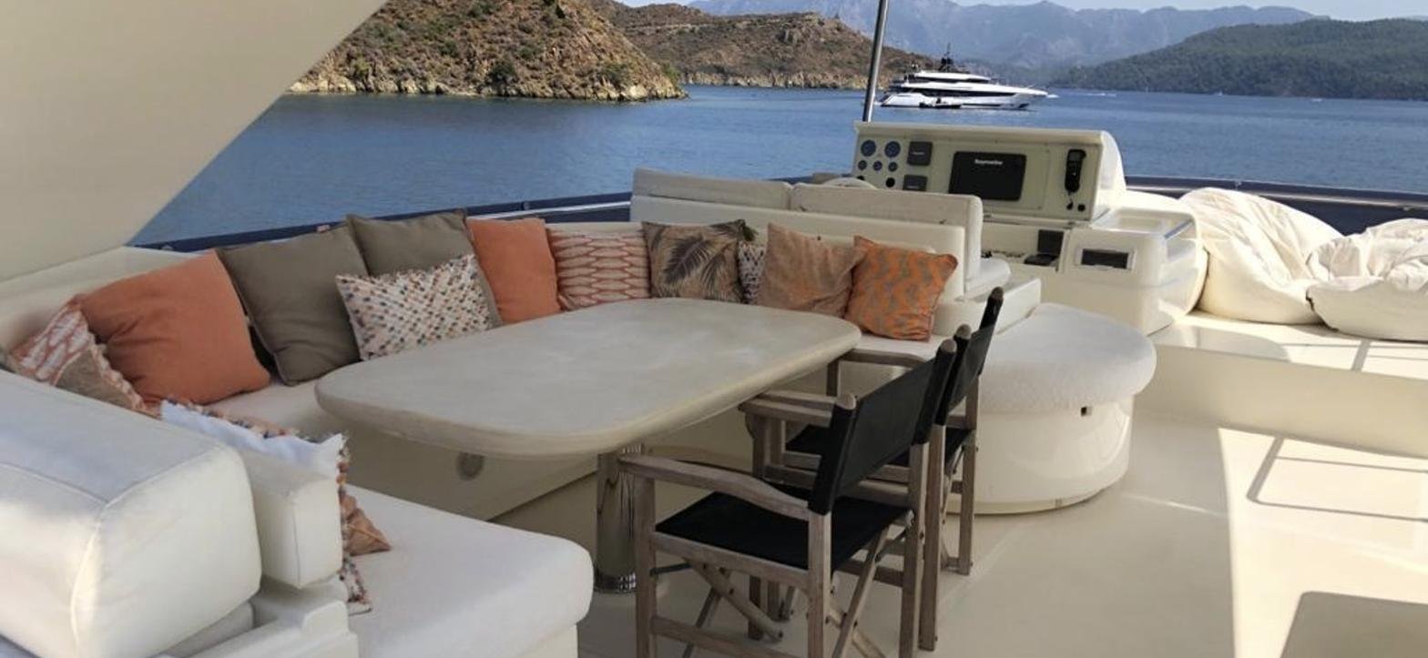 Ferretti 830 Gökova kiralamasında flybridge lounge'u ve yemek kanepesi