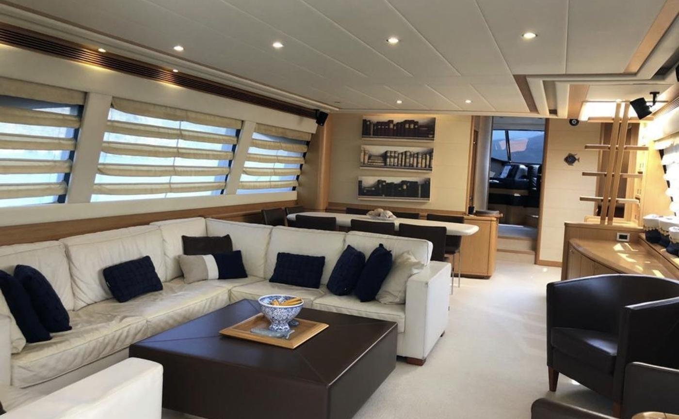 Ferretti 830 Gökova kiralamasında açık meşe ve krem derili ana salon