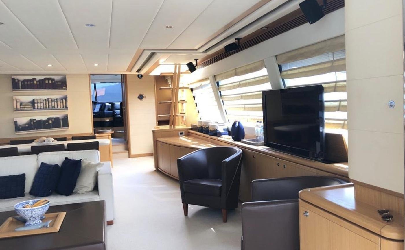 25m Ferretti 830'da yemek masasına bakan salon