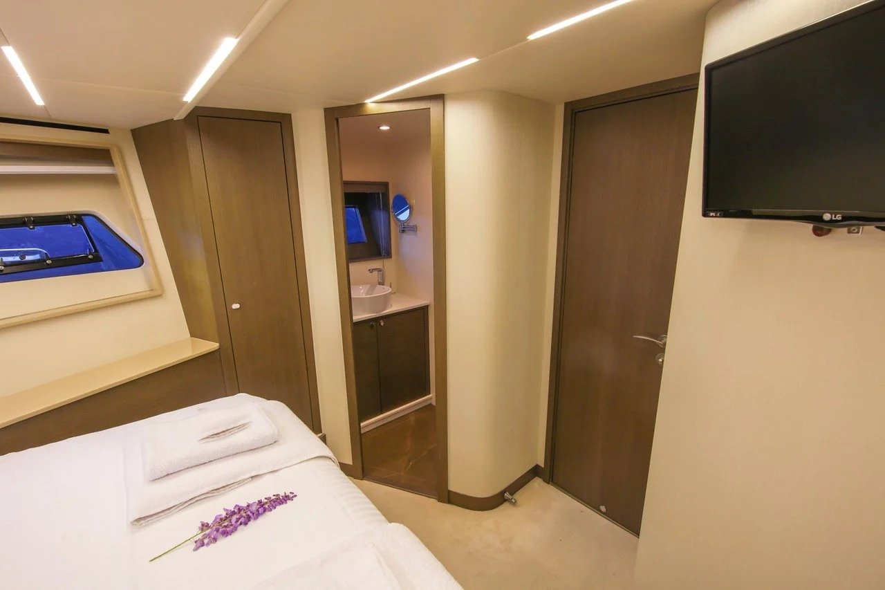 Third guest cabin with en-suite bathroom aboard a flybridge motor yacht charter in Göcek, Turkey