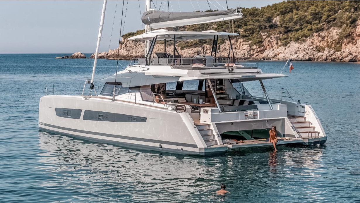 Satılık Fountaine Pajot Samana 59, demirde dörtte üç profil