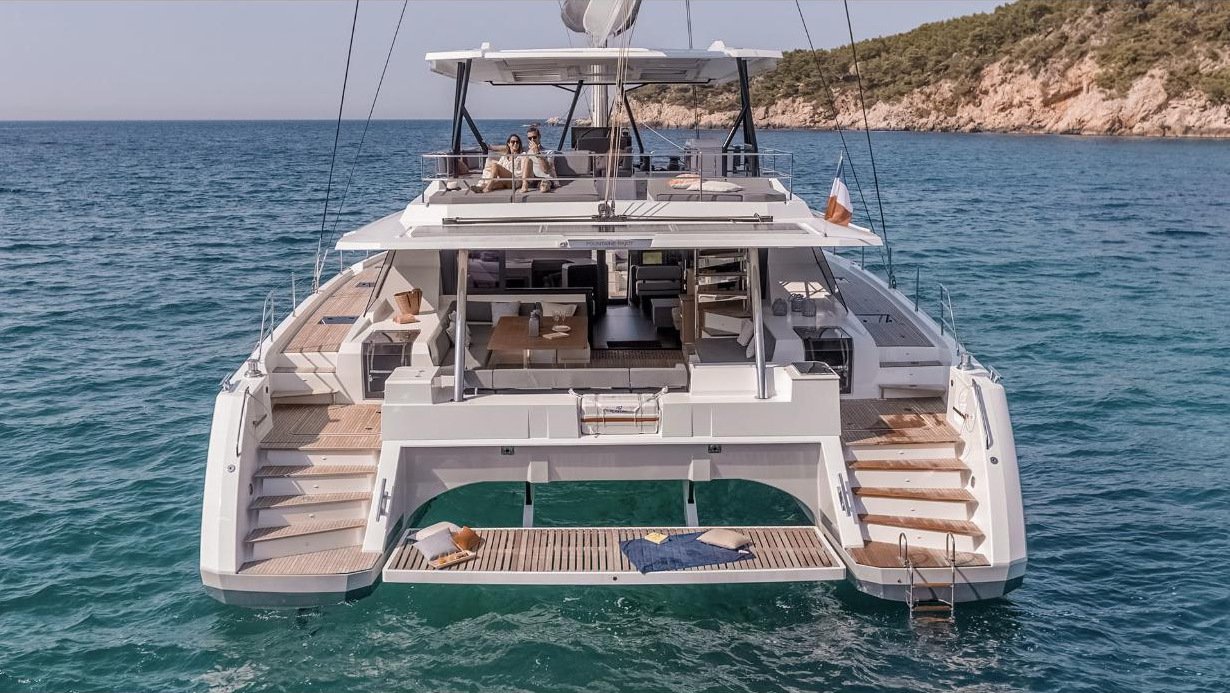 Samana 59 katamaranın kıçı ve tam genişlikte beach club