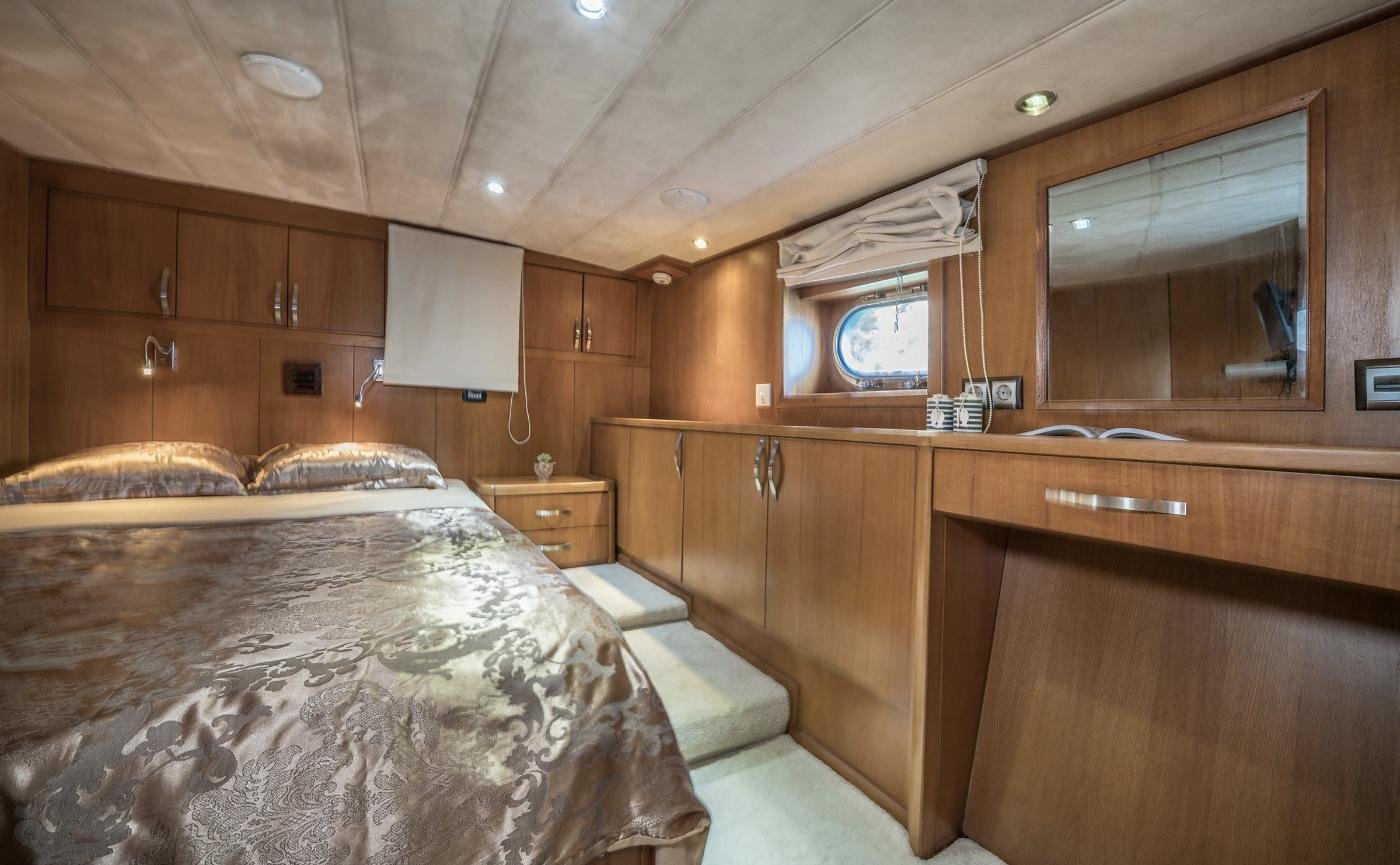 Dubrovnik kiralık gulette çift kişilik yataklı, makyaj masalı ve lumbuzlu ana kabin
