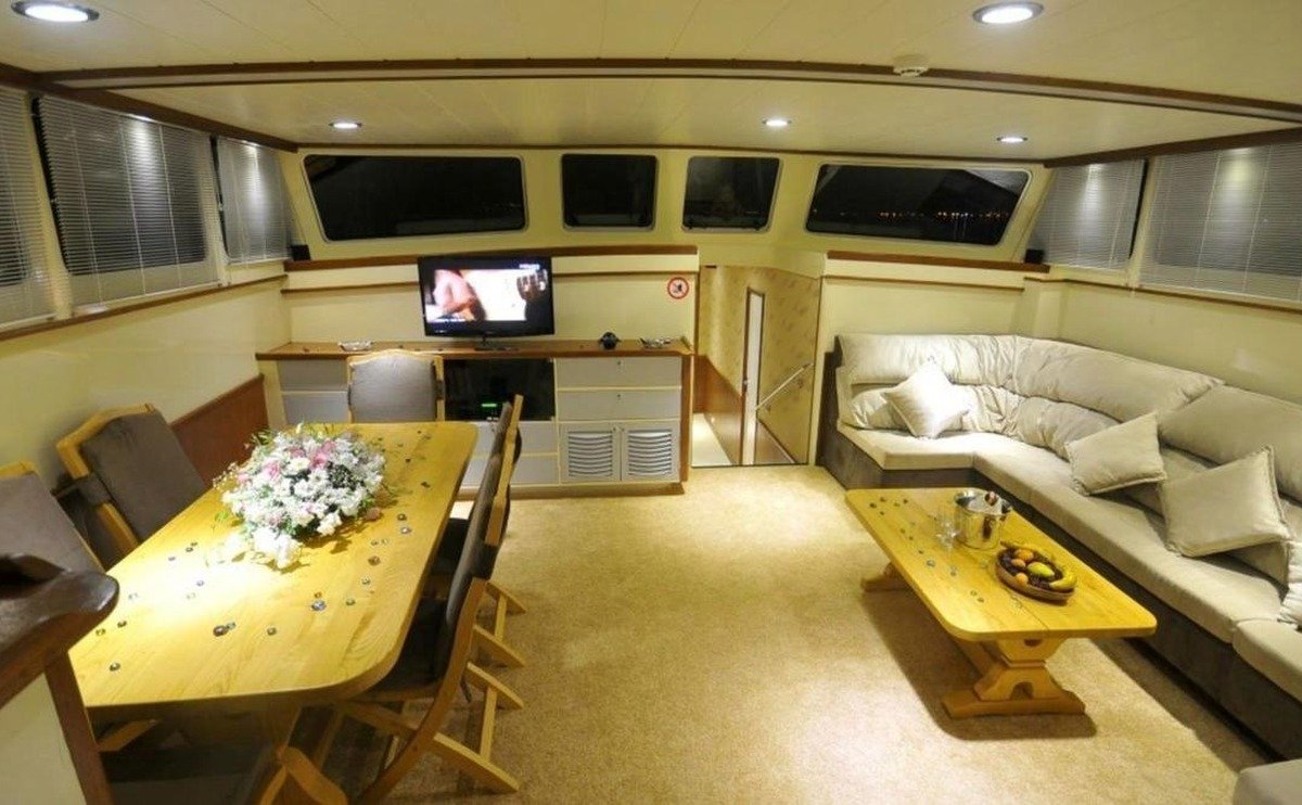 Yemek masalı ve köşe kanepeli ana salon