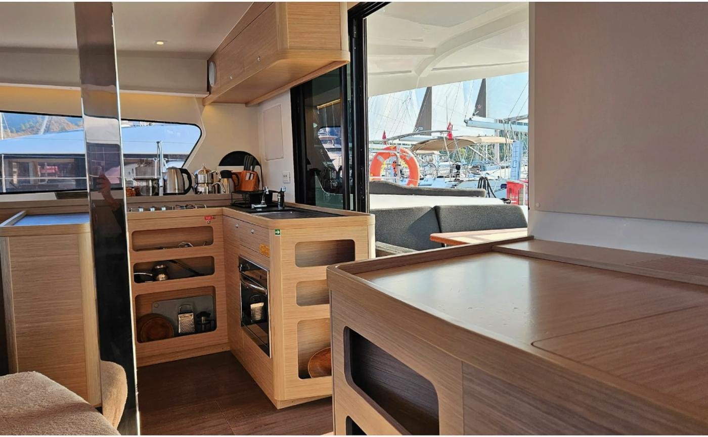 Galley of the Lagoon 42 charter catamaran in Marmaris with gas hob, oven and deep double sink