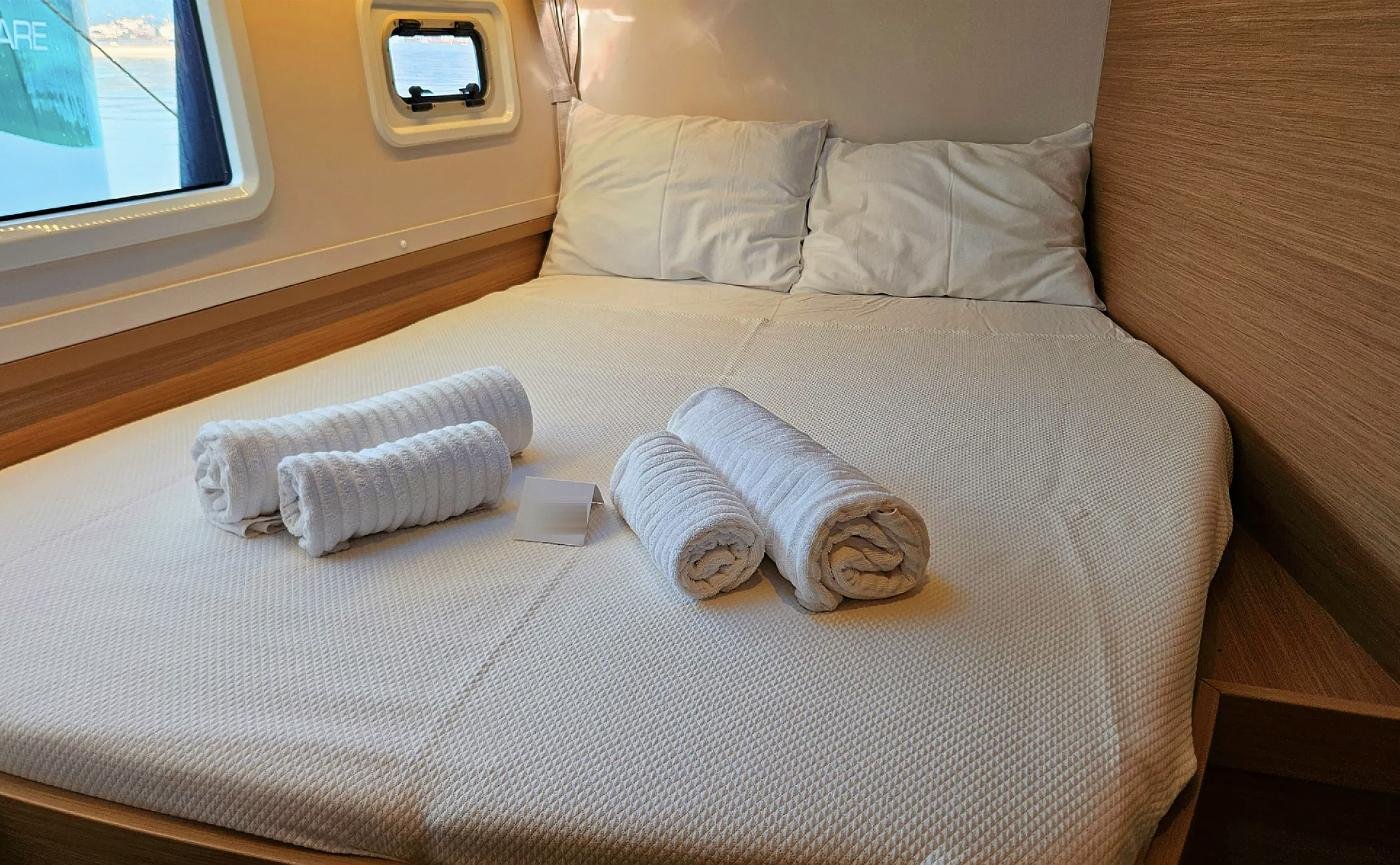 Second double cabin of the Lagoon 42 charter catamaran in Marmaris with hull window and fresh linen