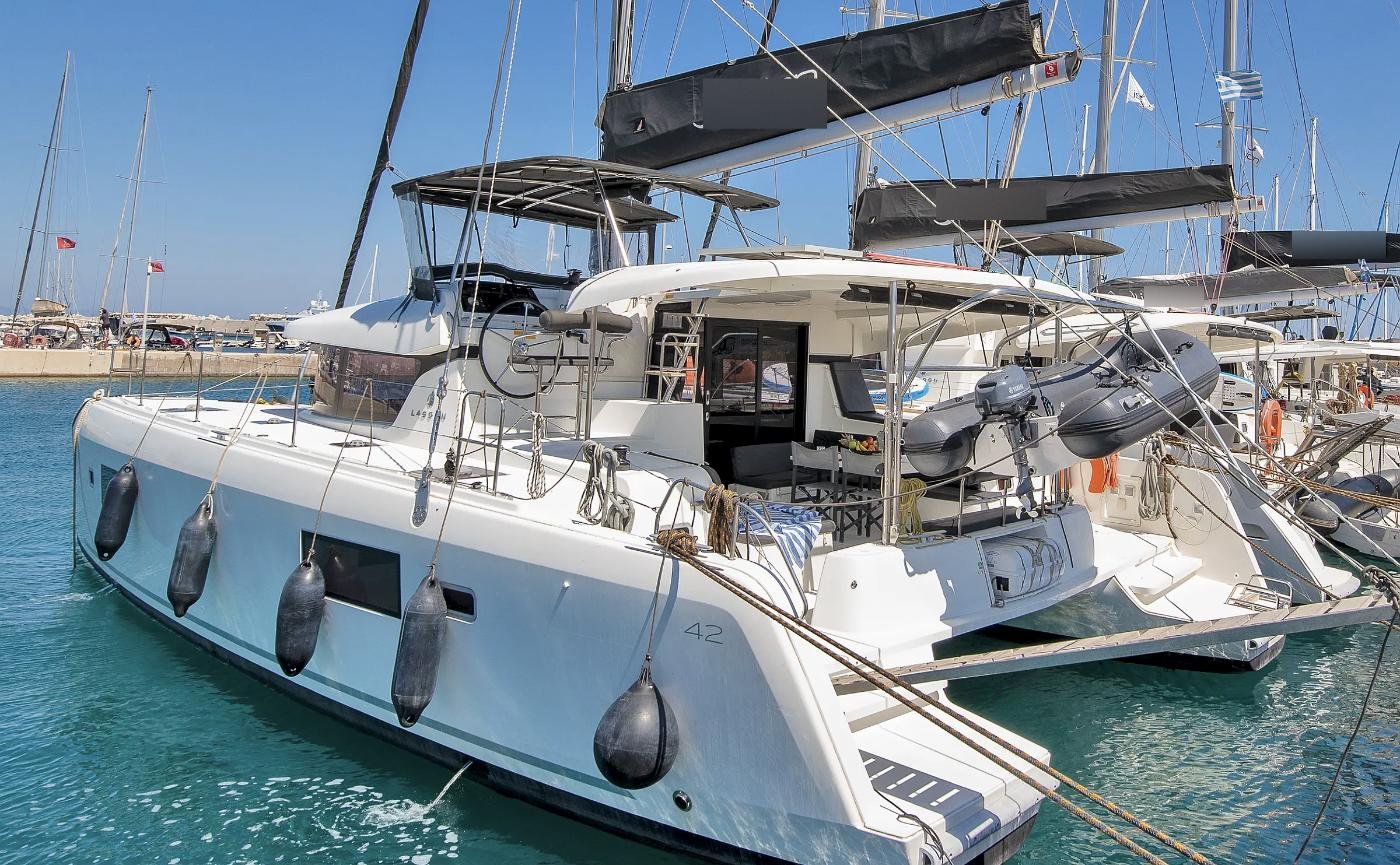 Rodos Yeni Marina'da profilden görülen kiralık Lagoon 42 katamaran