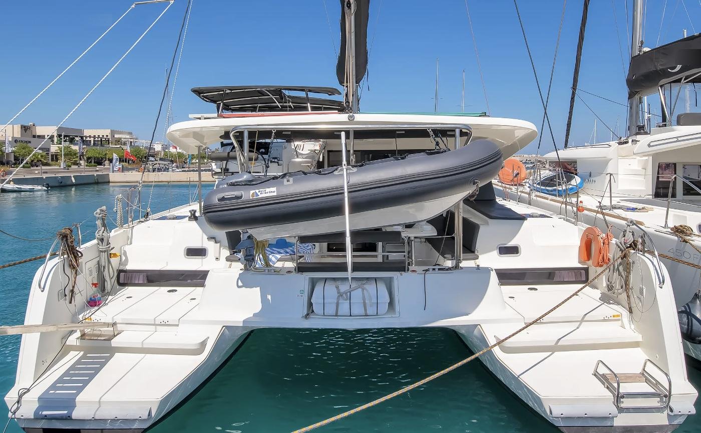 Kiralık Lagoon 42 katamaranın kıç yüzme platformları ve botu