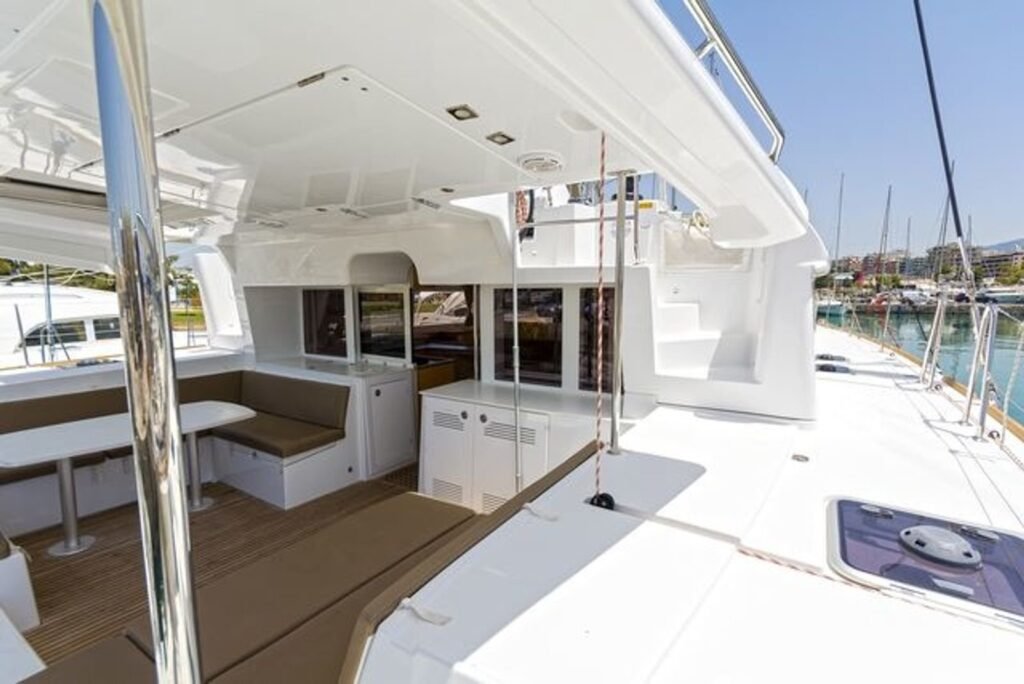 Lagoon 450 F katamaran NE1406'da yemek masalı, oturma alanlı kıç kokpit ve yan güverte, İstanköy kiralama