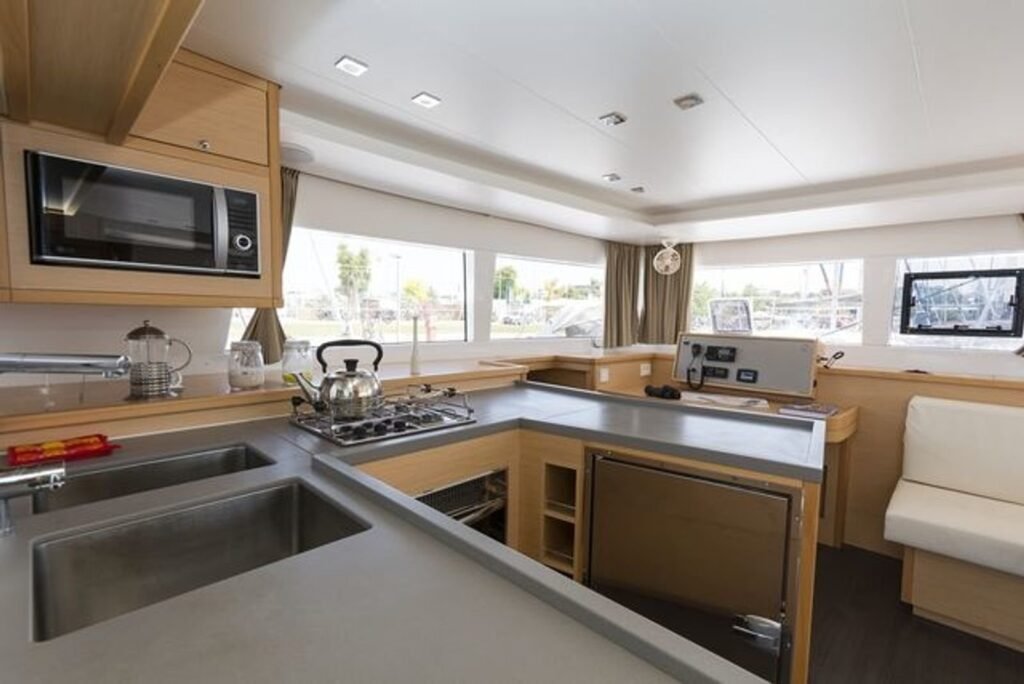 Flybridge dümeniyle yelken altındaki Lagoon 450 F katamaran NE1406'nın yandan profili, İstanköy kaptansız kiralama