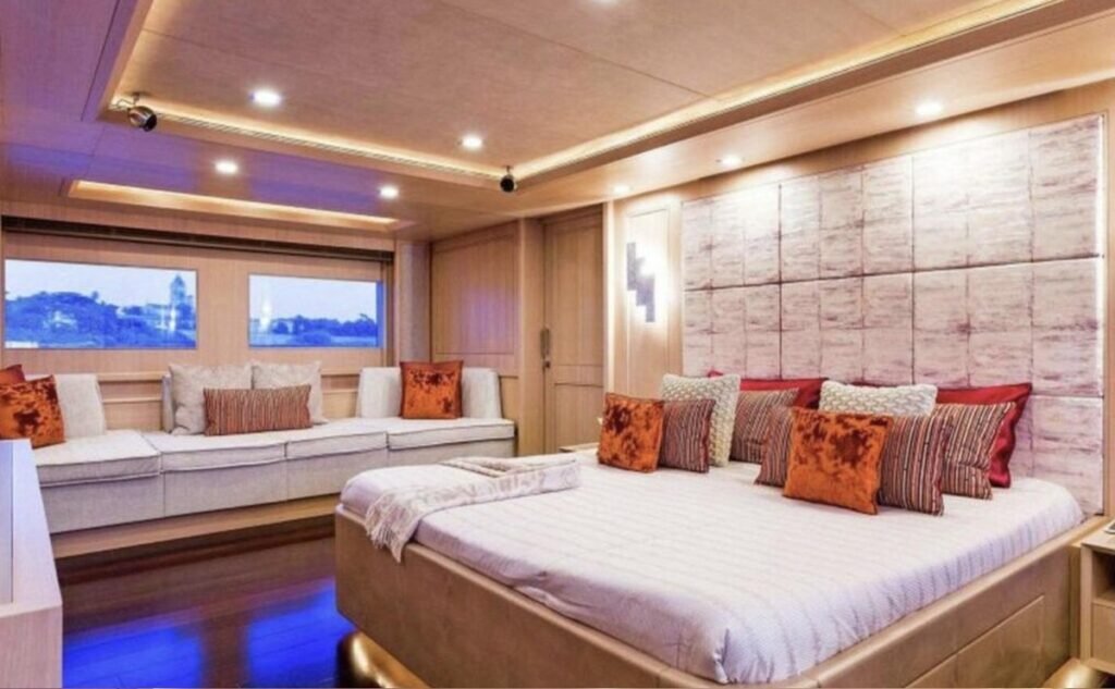 Marmaris motoryatında döşemeli yatak başlığı duvarıyla tam genişlikte ana kamara