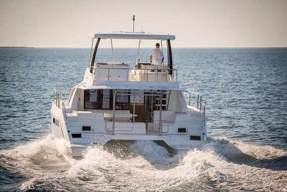 Seyir hâlinde Leopard 43 PowerCat'in kıç görünümü