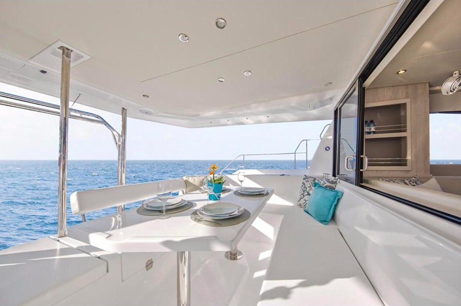 Leopard 43 PowerCat'te kokpit yemek masası