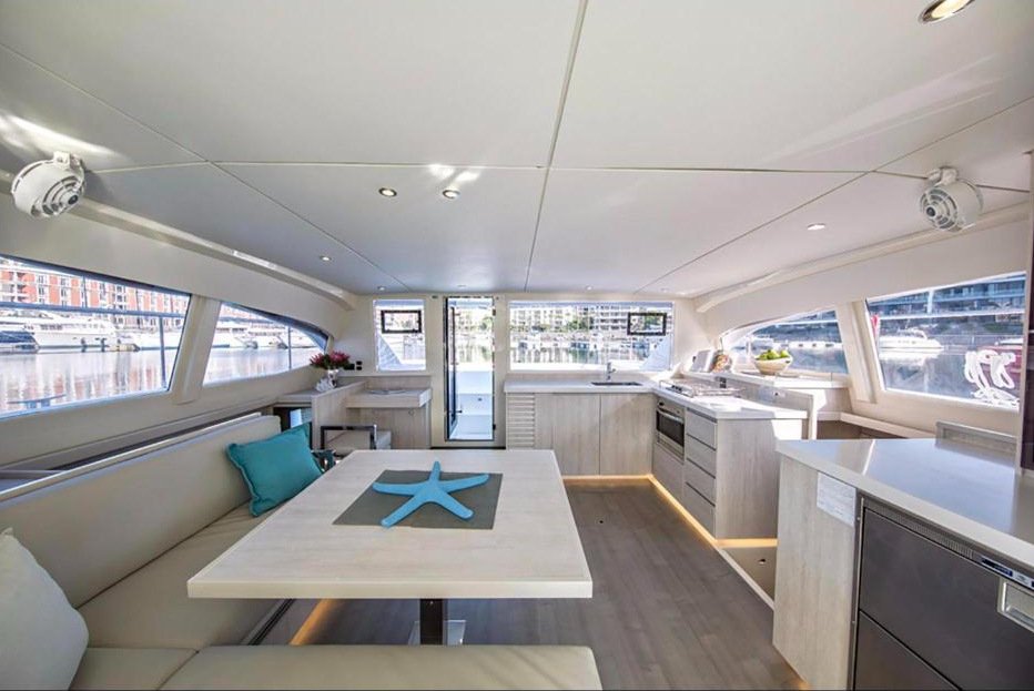 Satılık Leopard 43 PowerCat, salon ve mutfak