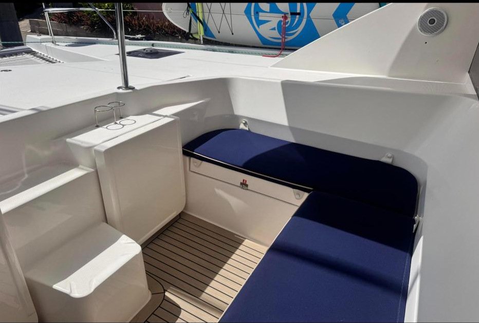 Leopard 48'de güneşlenme minderli kokpit ve kıç güverte