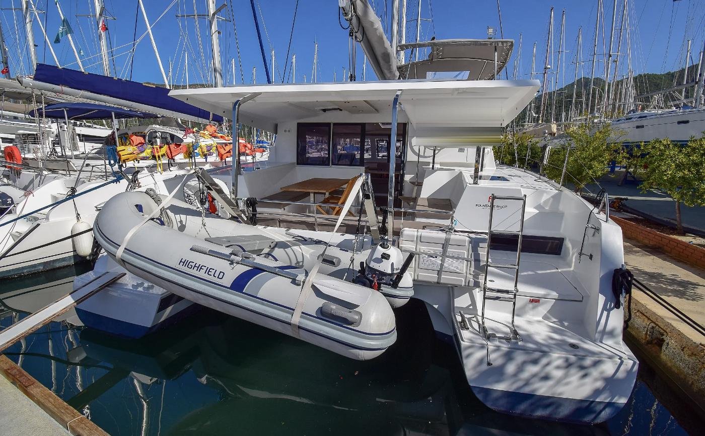 Marmaris'te mataforada botu ve yüzme platformlarıyla kiralık Lucia 40 katamaran