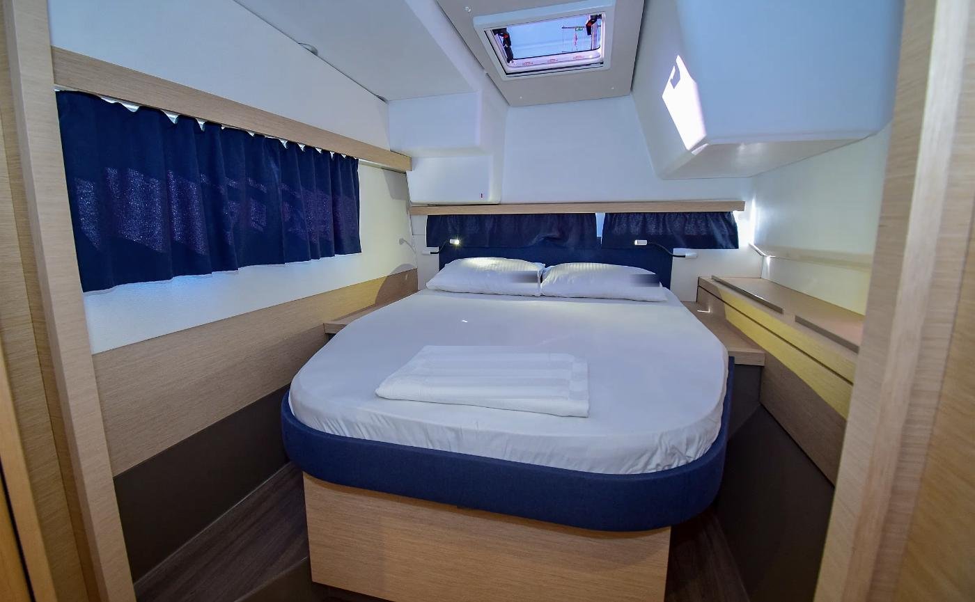 Marmaris'teki kiralık Lucia 40 katamaranda ada tipi yataklı baş çift kişilik kabin