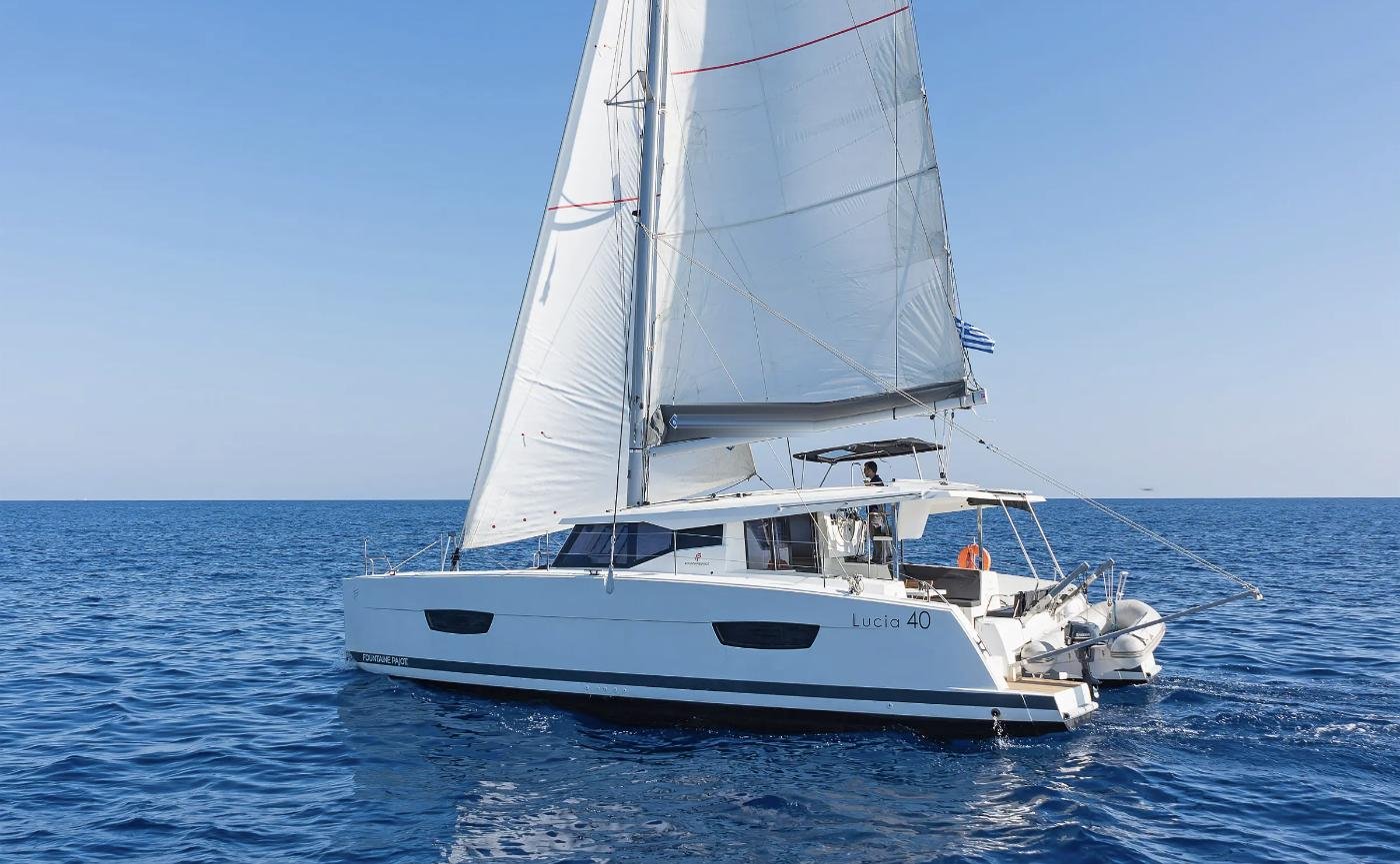 Kıçında botuyla Rodos açıklarında duran kiralık Fountaine Pajot Lucia 40 katamaran