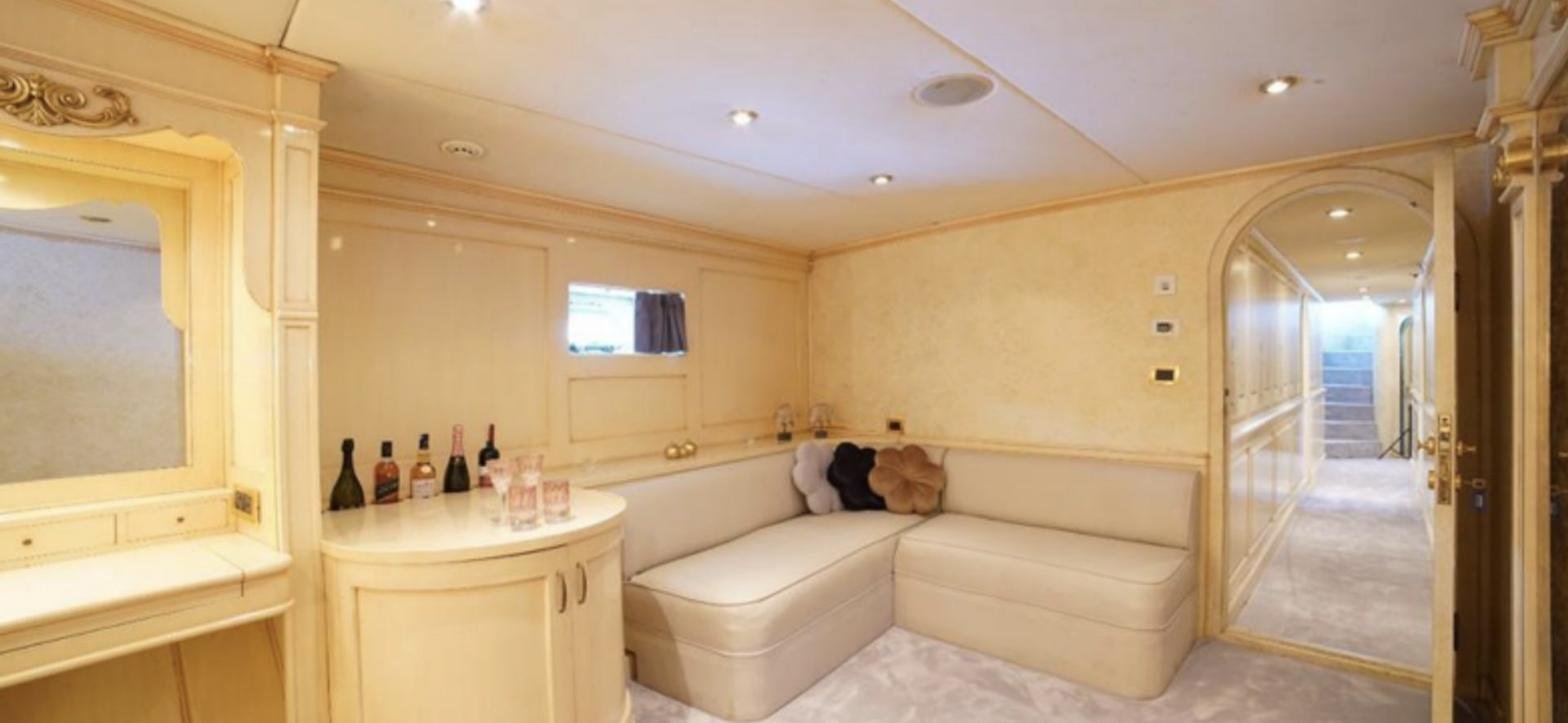 Bodrum'da kiralık Lürssen 144'te ana süit oturma alanı