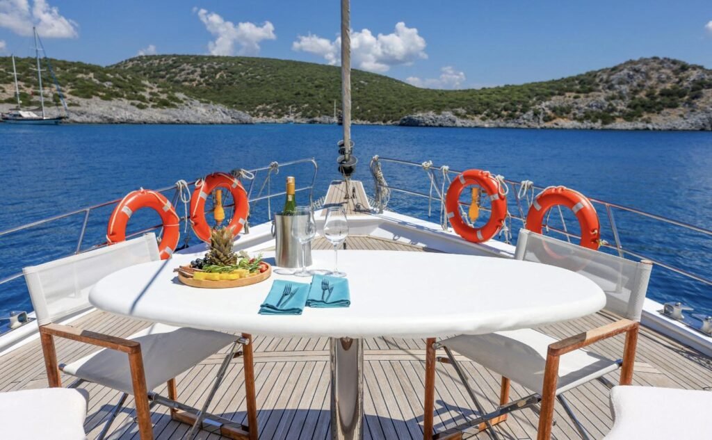 Bodrum lüks gulet kiralamasında kıç güverte yemek masası