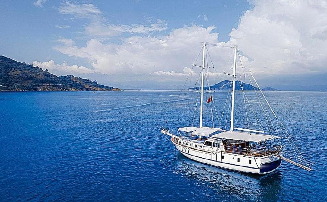Fethiye lüks gulet kiralamasında demirli 22m guletin havadan görünümü