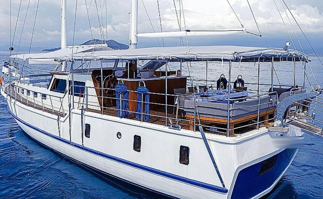 Denizden görünen 22m gulette kıç güverte yemek alanı
