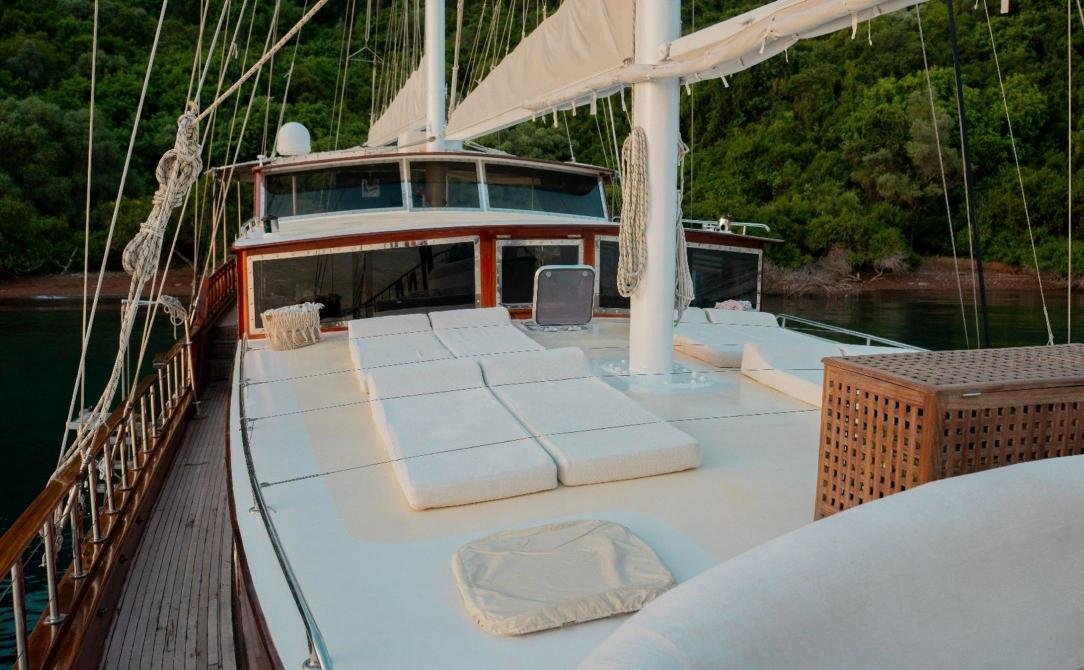 Marmaris lüks gulet kiralama - gölgelik yelkenin altında baş güverte güneşlenme minderleri