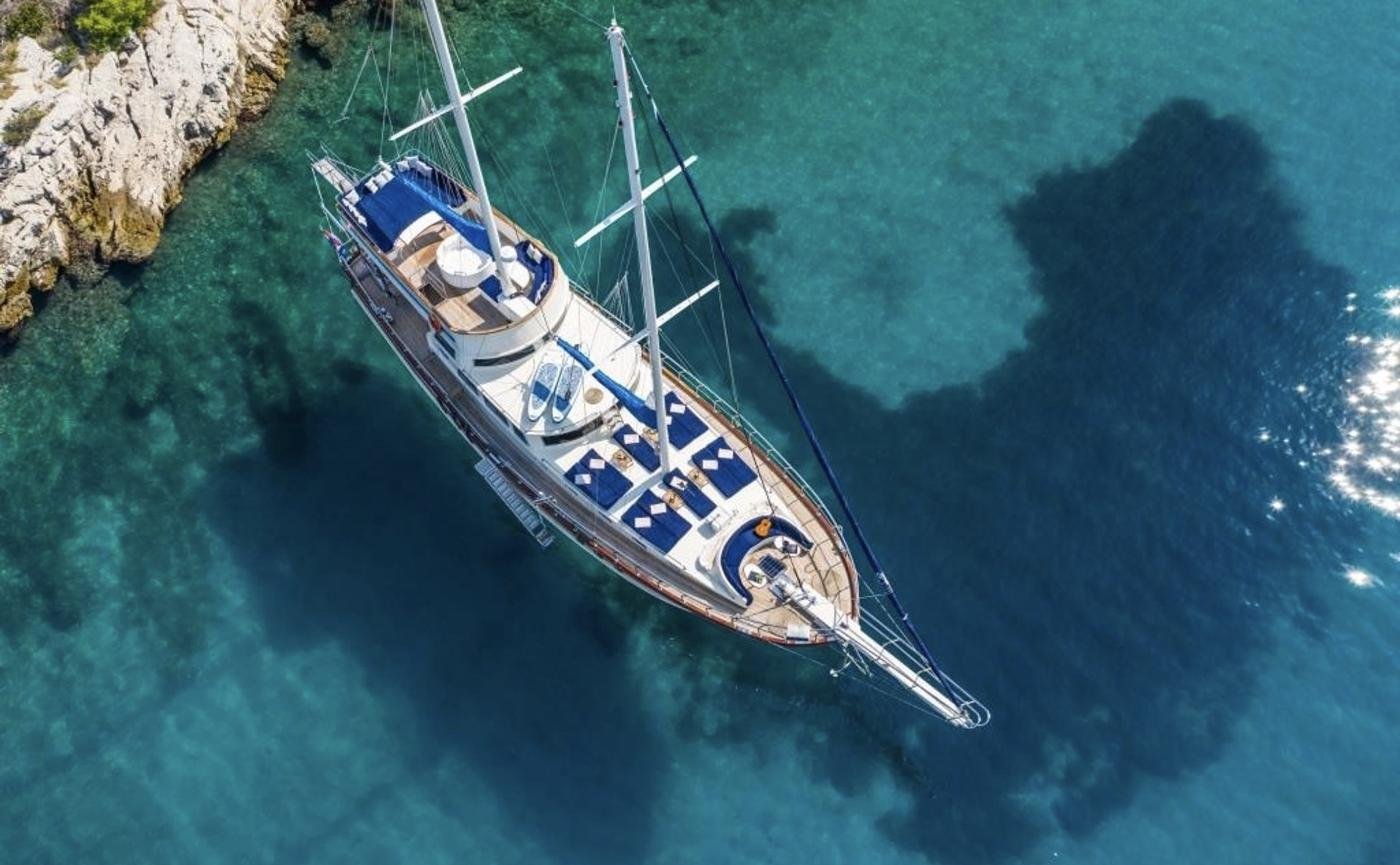Bir Split lüks motorsailer kiralamasında Dalmaçya koyundaki 29 metrelik motorsailerın drone görünümü