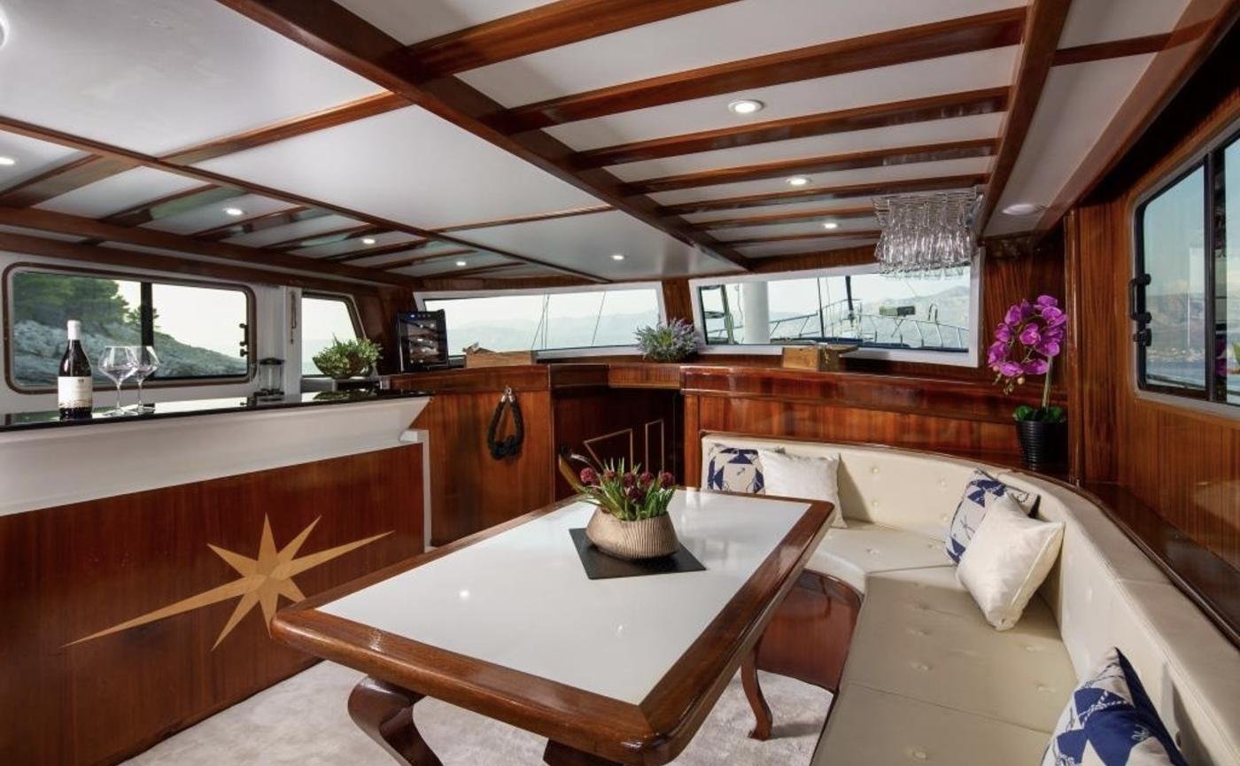 29 metrelik motorsailerda maun ahşap işçilikli ve barlı ana salon