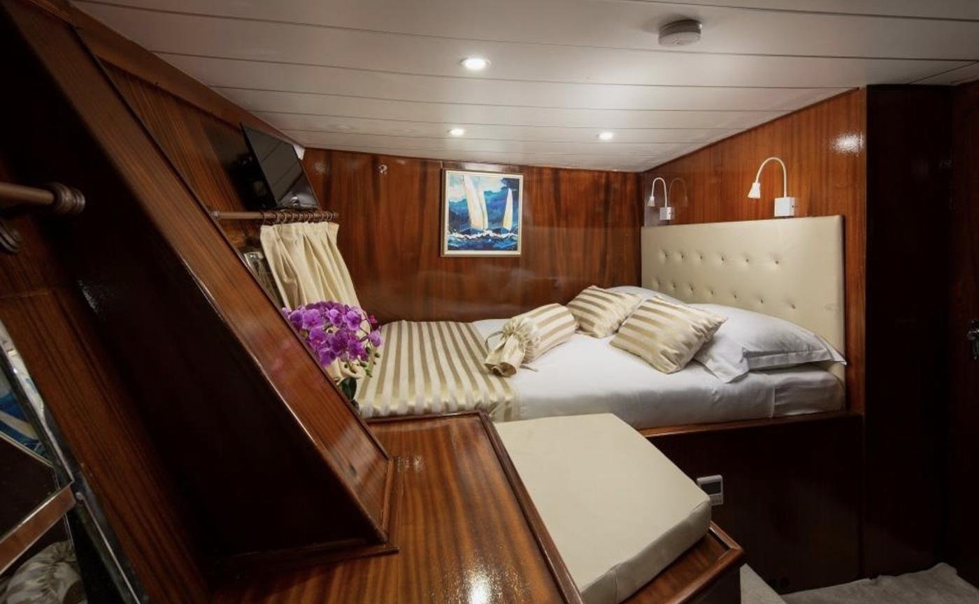 29 metrelik motorsailerda kapitone yatak başlı ve banklı misafir kabini