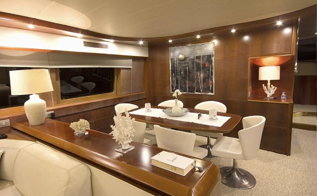 Bodrum Marina'dan kiralanan 24m Maiora'da altı kişilik salon yemek masası