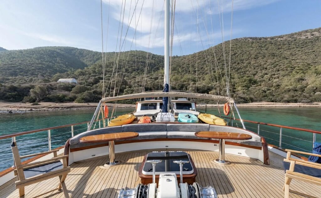 Bodrum kiralık guletinde kanolar, SUP'lar ve seabob bulunan baş güverte