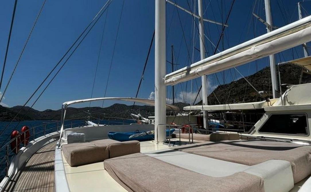 Modern gulet charter Bozburun - coachroof sunbeds looking forward