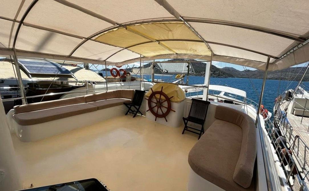 Bozburun modern gulet kiralama - kavisli oturma alanlı gölgeli flybridge