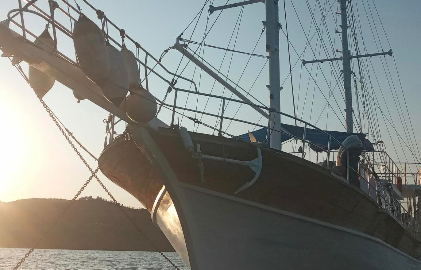 Gün batımında Fethiye modern gulet kiralamasının pruvası ve cıvadrası