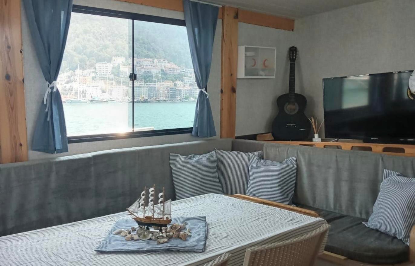 Fethiye modern gulet kiralamasında yemek alanlı ve düz ekranlı ana salon