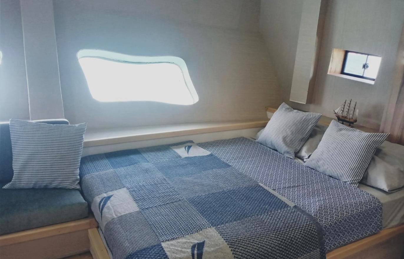 Fethiye modern gulet kiralamasında biçimli gövde pencereli ana kamara