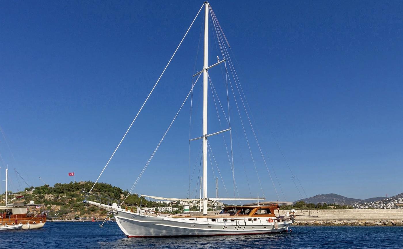 Bodrum limanında yandan görünen ahşap Bodrum motorlu kiralık gulet