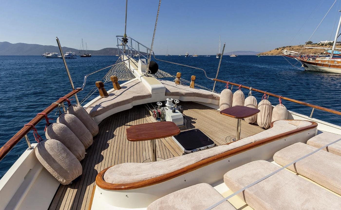 Bodrum motorlu gulet kiralamasında baş güverte oturma alanı ve alçak masalar