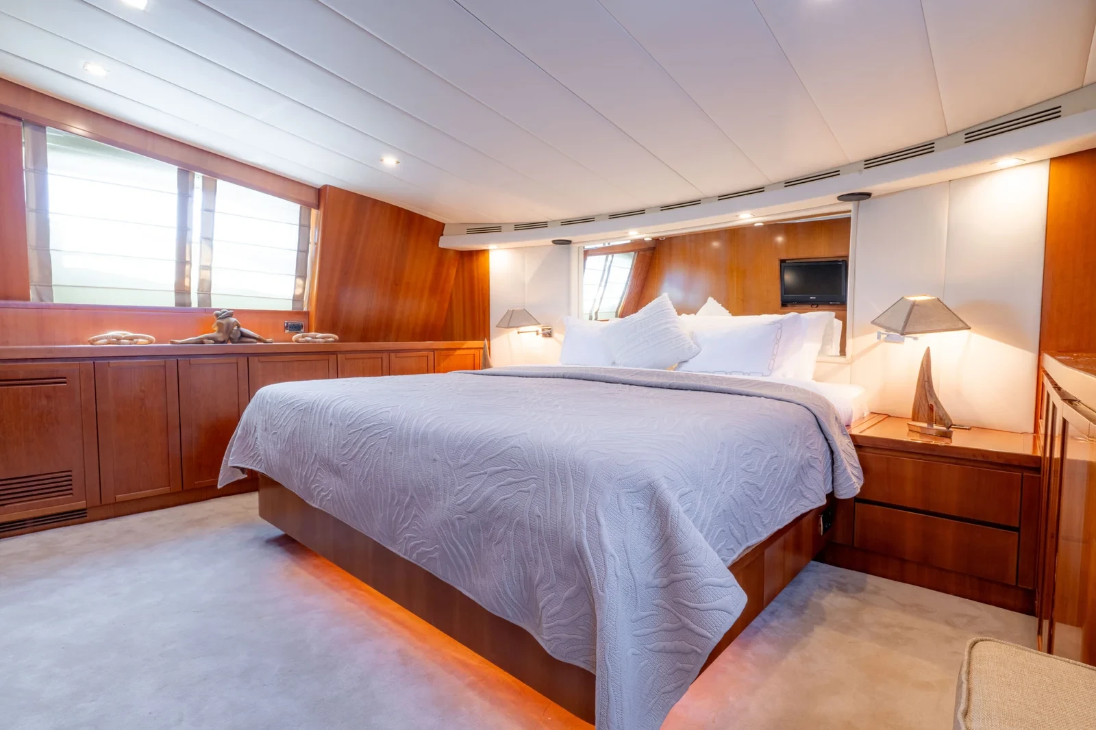 SR3507 35m Falcon 115 luxury motor yacht charter Bodrum master cabin suite