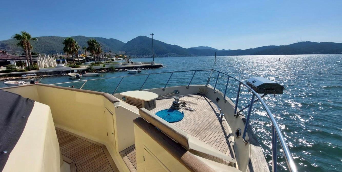 Fethiye'de motoryat kiralamasında deniz ve dağ manzaralı yan güverte