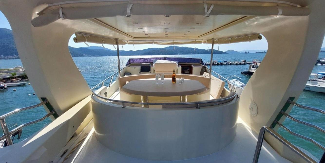 Fethiye'de klasik motoryat kiralamasında flybridge oturma ve yemek alanı