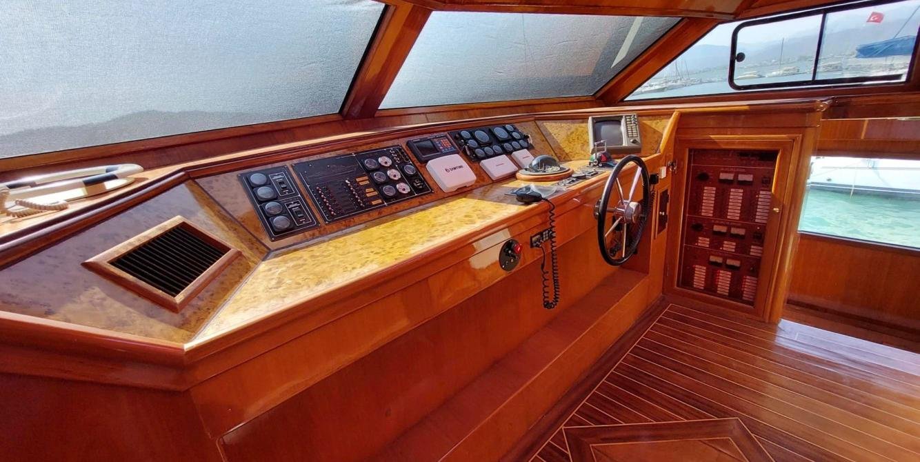 Fethiye'de kiralık klasik motoryatın ahşap panelli kaptan köşkü