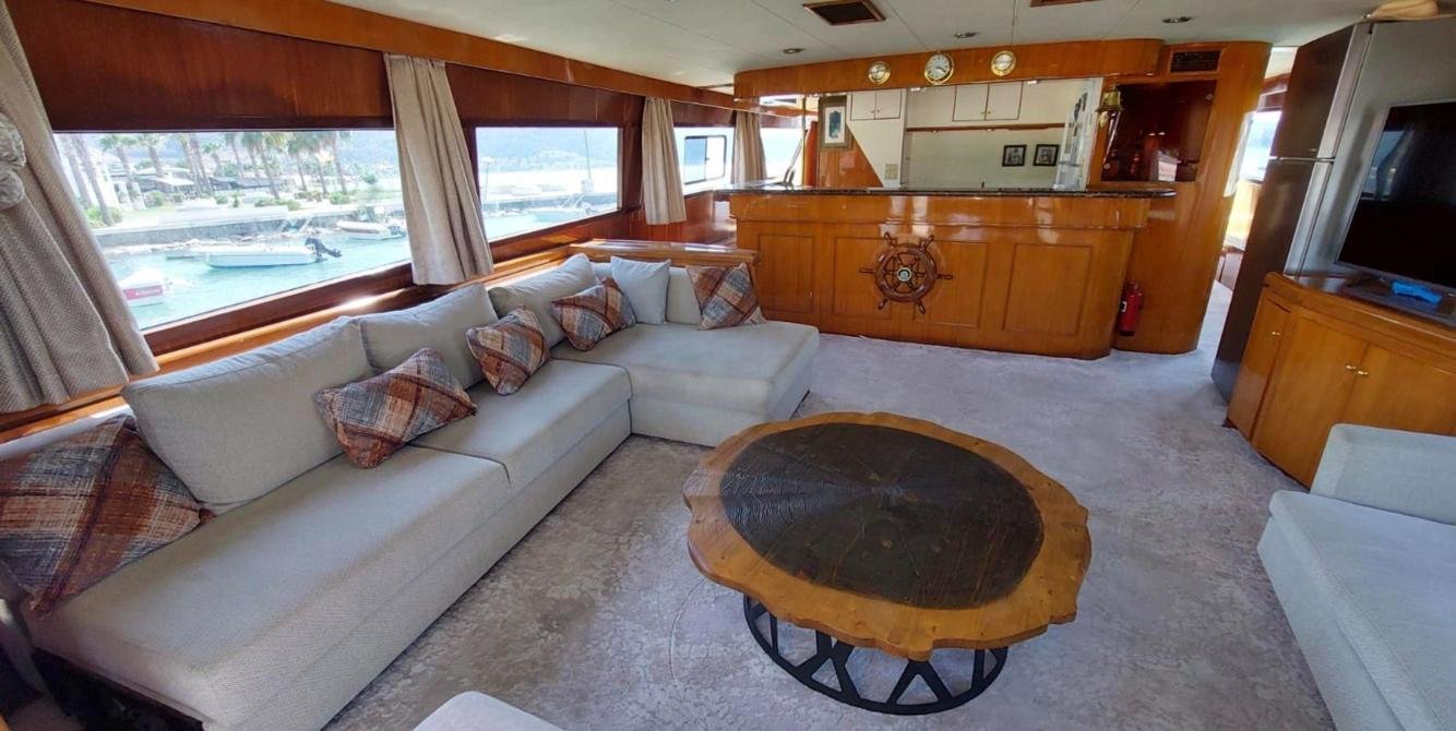 Fethiye'de kiralık motoryatın tam genişlikte salonu