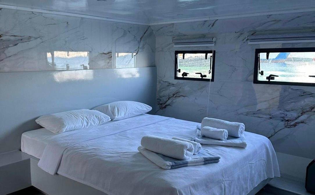 Forward double cabin with opening portlights