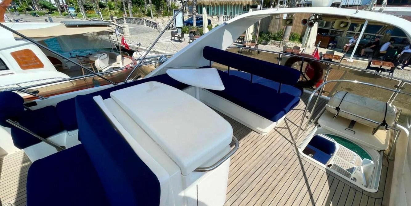 Göcek'te motoryat kiralamasında güneşlenme minderli ve barlı flybridge