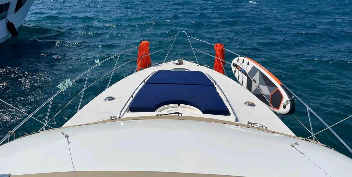 Göcek motoryat kiralamasında baş güverte minderi ve paddleboard